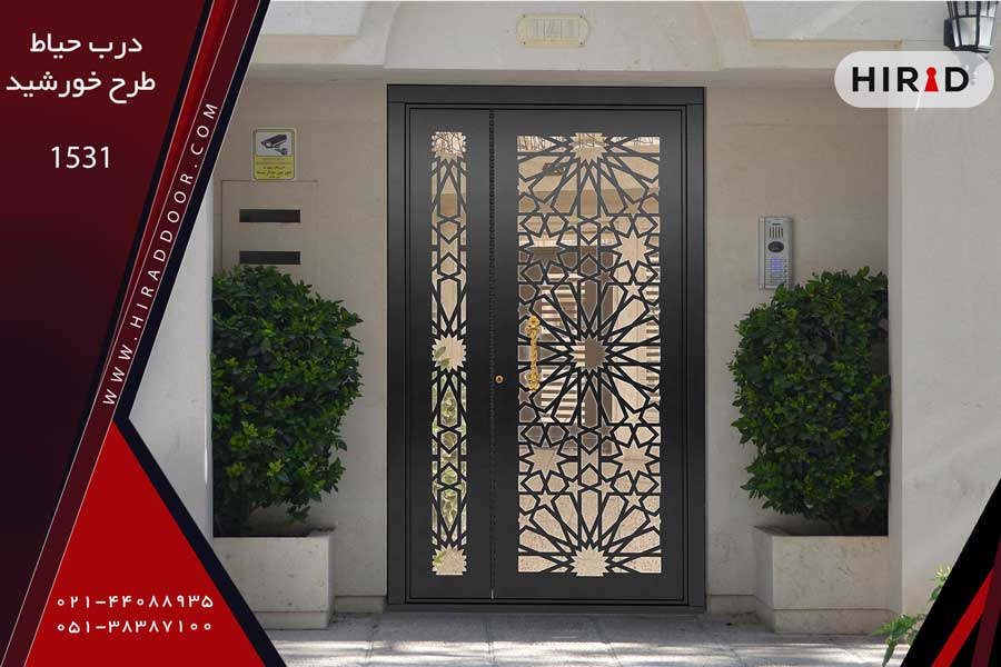 درب یک و نیم لنگه مشکی رنگ با طرح جذاب، دارای شیشه سکوریت، نصب شده در ورودی ساختمان جنوبی با نمای سنگ